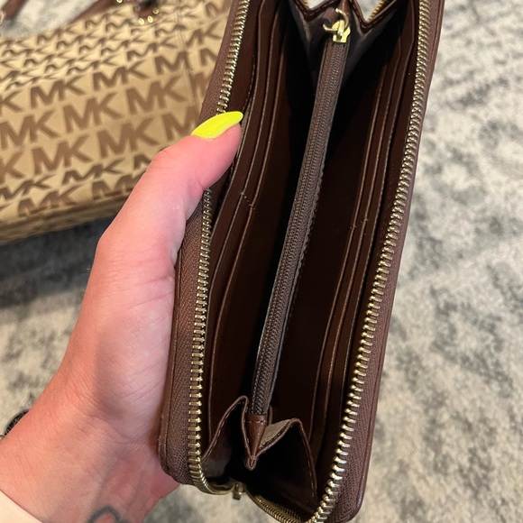 MK Michael Kors WALLET. In perfect condition! Brown and tan in color - Picture 7 of 9